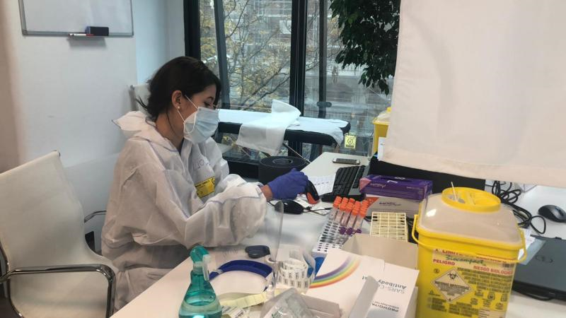 Pruebas COVID-19 en un laboratorio (RTVE).
