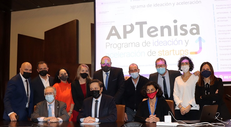 Foto de los miembros de APTE, ENISA y los diez Parques Científicos y Tecnológicos firmantes del acuerdo de colaboración de APTENISA Emprende en el Foro Transfiere 2022.