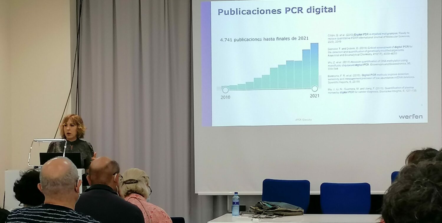 Imagen del Seminario de PCR Digital organizado por Werfen y la Unidad de Genómica FPCM: Nuria Rodríguez muestra el ascenso de esta novedosa técnica.