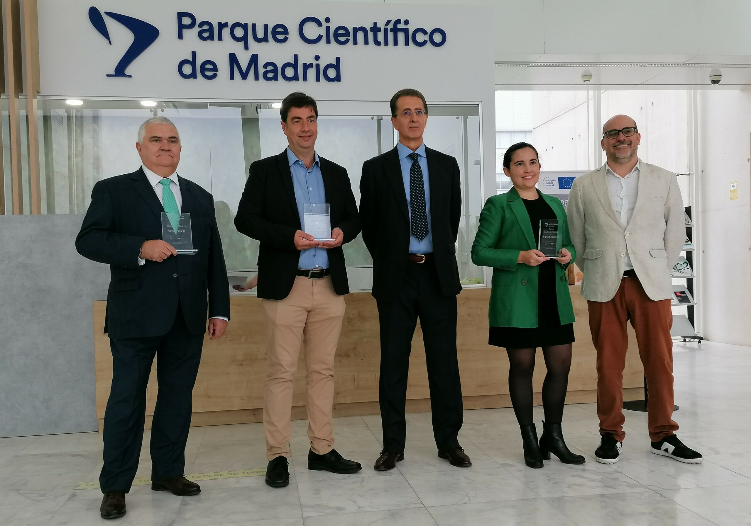Galardonados en los I Premios Health to Market con el director financiero de la FPCM y el representante de EIT Health Spain.
