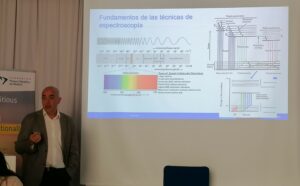 Fernando Tobalina explica los principios de espectroscopía en el seminario de nuevas técnicas de Agilent.