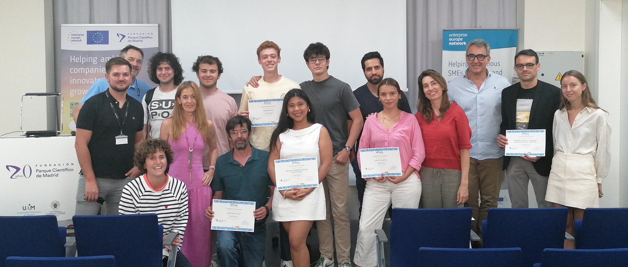 Foto de familia de los proyectos participantes en el Demo Day de APTEnisa Start 2024.