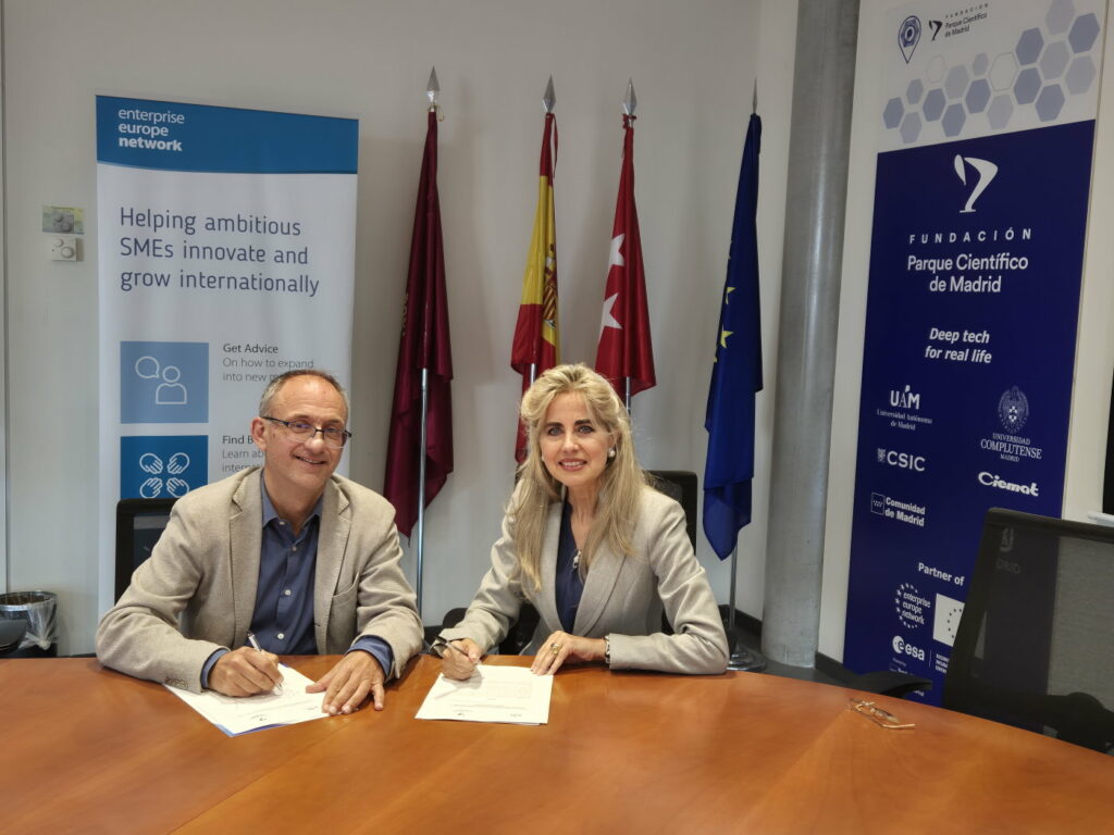 De izquierda a derecha Félix Zamora, vicerrector de Transferencia, Innovación y Cultura de la UAM y Marta del Castillo Vázquez, directora general de la FPCM durante la firma del convenio para apoyar el emprendimiento científico-tecnológico, en las instalaciones del Parque Científico de Madrid.