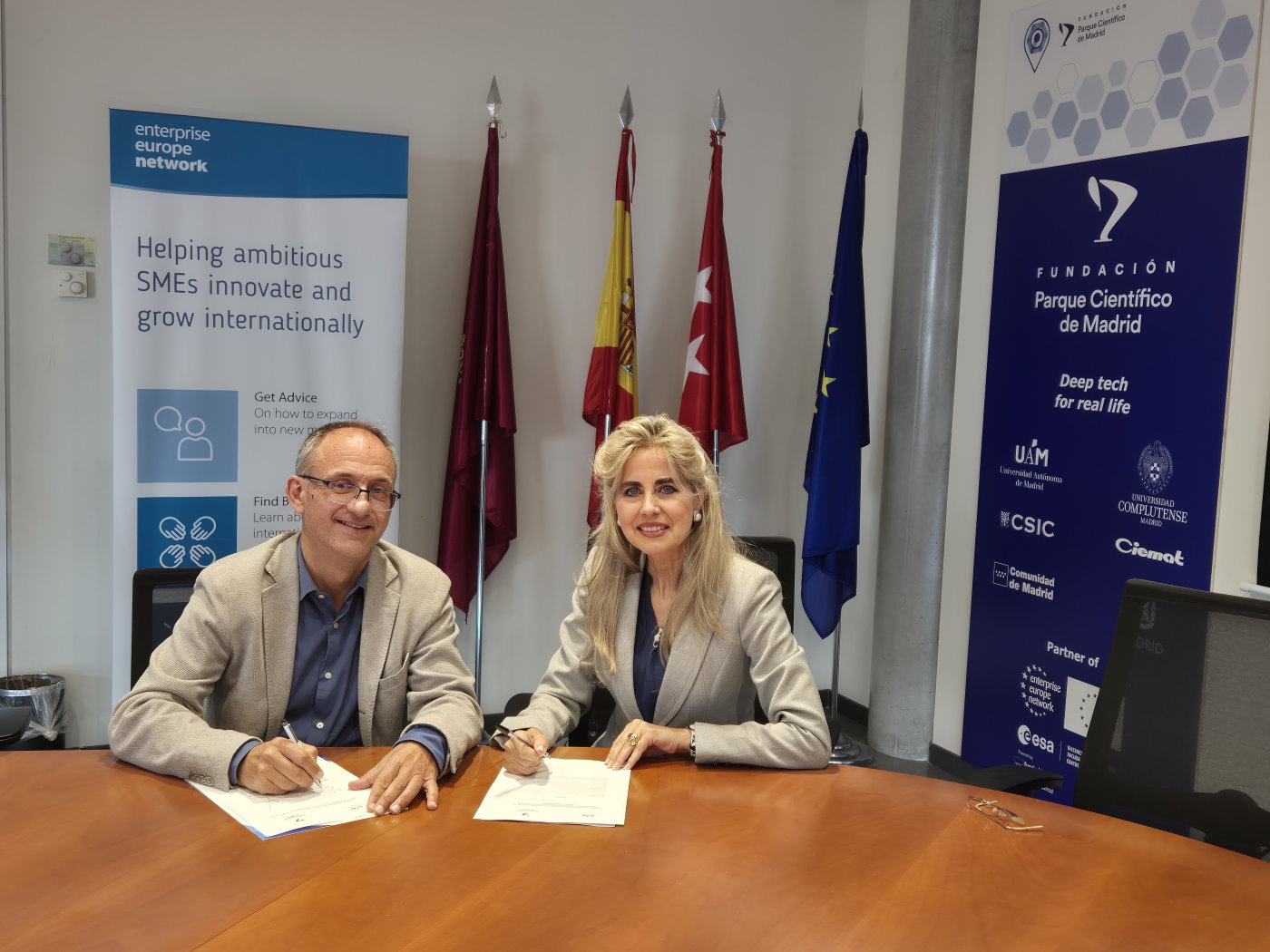 UAM (Félix Zamora) y FPCM (Marta del Castillo) firman el convenio para fomentar el emprendimiento en ciencia y tecnología.