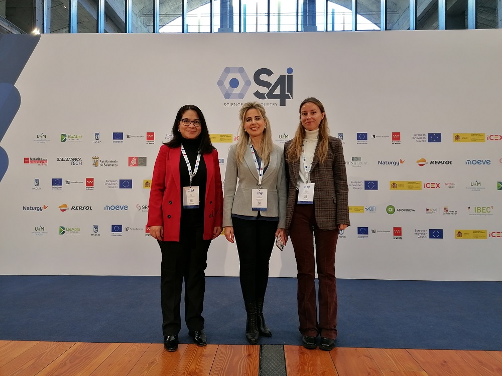 Artífices del éxito de la FPCM en S4i 2025. Marta del Castillo, directora general de la FPCM (centro), flanqueada por Laureen Lemus, directora de desarrollo de negocio (izquierda) y Claudia Castellote, de la unidad de desarrollo empresarial (derecha).