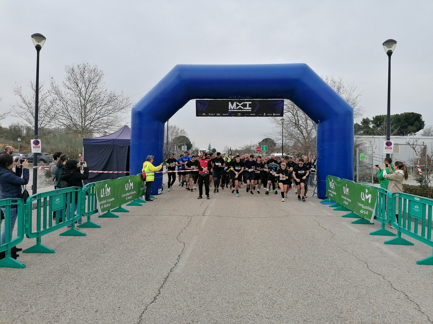 Los participantes cruzan el arco de salida de la I Carrera MxI, Nos Movemos por la Innovación.