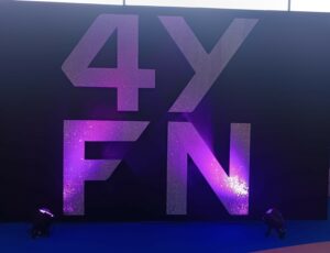 Foto del panel de entrada al 4YFN 2025