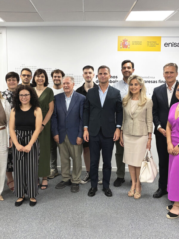 Asistentes a la firma del convenio de APTenisa 2025.