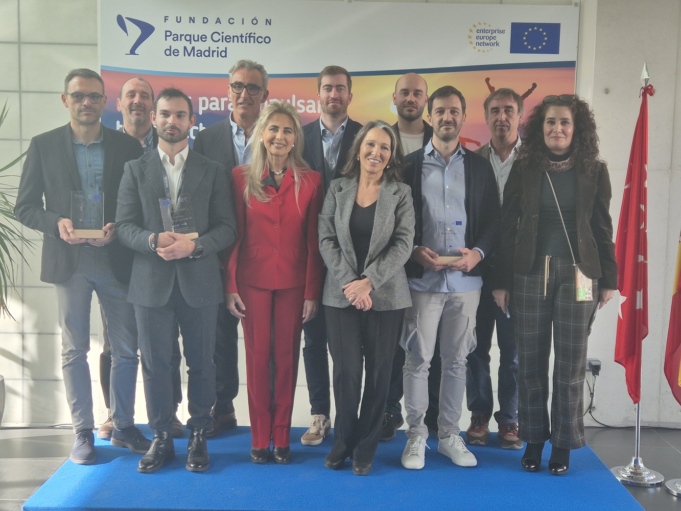 Marta del Castillo, directora general del PCM (centro izq.), y Ángeles Barrios, responsable de relaciones institucionales de EIT Health Spain (centro dcha.), con los equipos de las cuatro empresas galardonadas en los III premios Health to Market y personal del PCM.