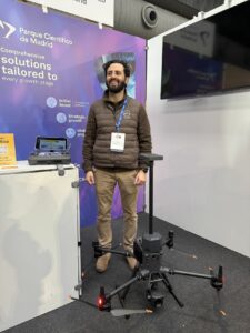 Diego Sánchez Franco, de IVAQ, exhibiendo su prototipo en el stand del PCM