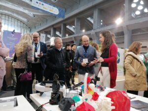 Atocha Guedán, de Bioactive Surfaces, durante la visita de nuestros patronos de la UAM. 