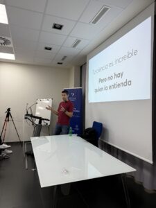 Heber Longás, infografista científico, impartió el taller a más de 75 asistentes.