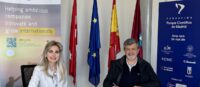 Marta del Castillo Vázquez, directora general del PCM, y Gabriel Anzaldi, director de ecosistemas de Eurecat, firman el convenio de colaboración entre las dos entidades.