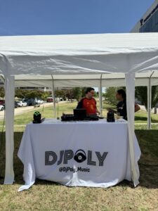 DJPoly en acción durante la fiesta de verano PCM 2026