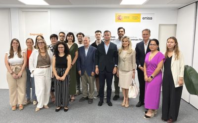 Asistentes a la firma del convenio de APTenisa 2025.