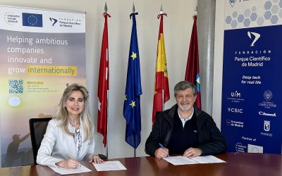 Marta del Castillo Vázquez, directora general del PCM, y Gabriel Anzaldi, director de ecosistemas de Eurecat, firman el convenio de colaboración entre las dos entidades.