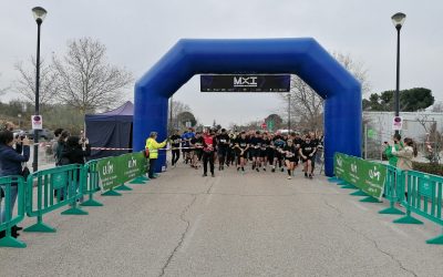 Los participantes cruzan el arco de salida de la I Carrera MxI, Nos Movemos por la Innovación.